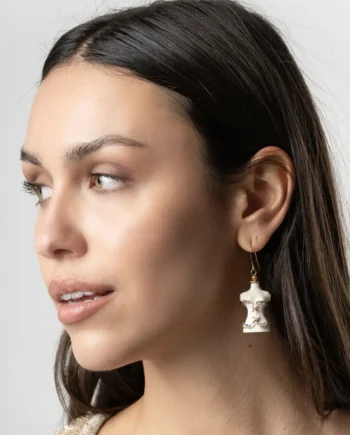 DANIELA DALLAVALLE - Orecchino con ciondolo busto donna bianco